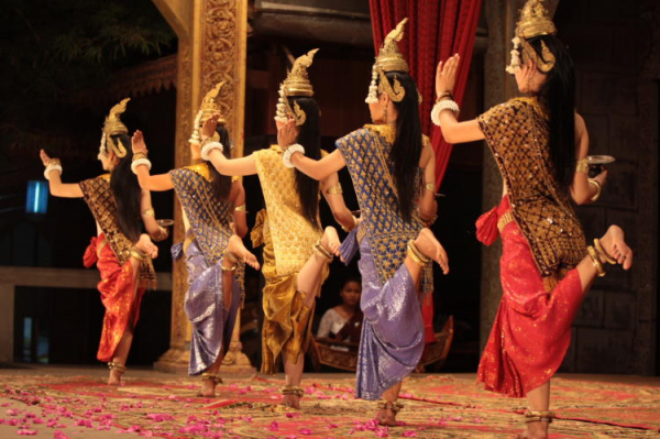 Siem Reap: Apsara Dance Show & Dinner with Tuk-Tuk Transfers